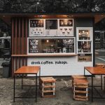 desain warung kopi pinggir jalan dengan meja bar