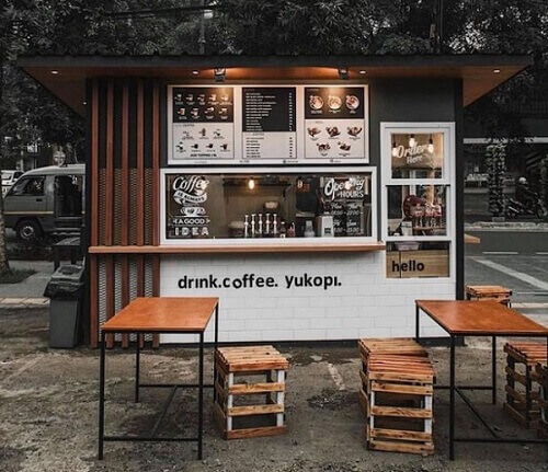 desain warung kopi pinggir jalan dengan meja bar