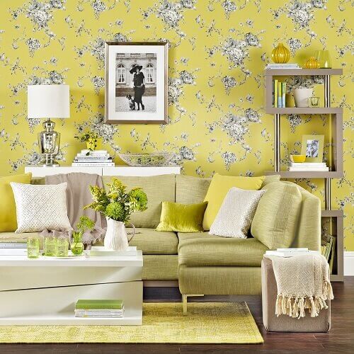 Ruang tamu dengan wallpaper bercorak kuning