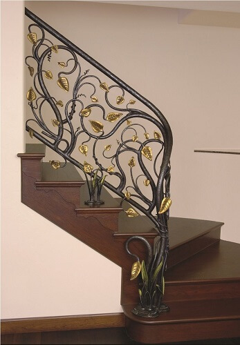 handrail besi dekoratif dengan aksen emas